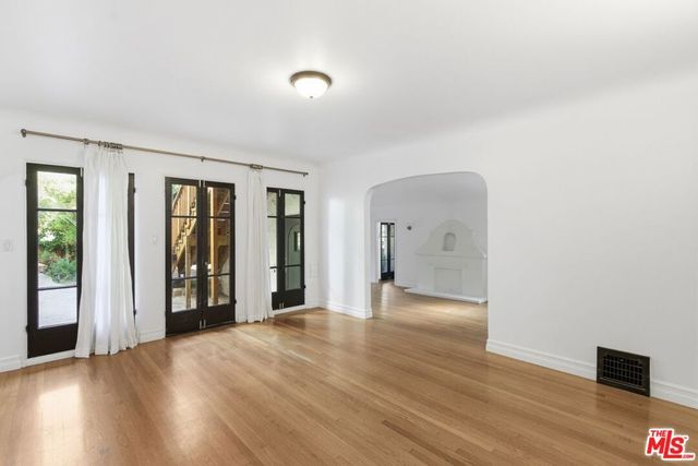 1307 S Longwood Avenue, Los Angeles, CA 90019