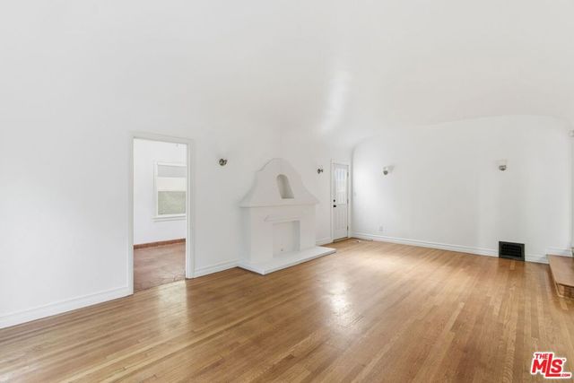 1307 S Longwood Avenue, Los Angeles, CA 90019