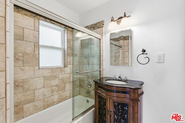 1307 S Longwood Avenue, Los Angeles, CA 90019