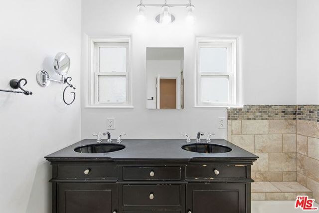 1307 S Longwood Avenue, Los Angeles, CA 90019