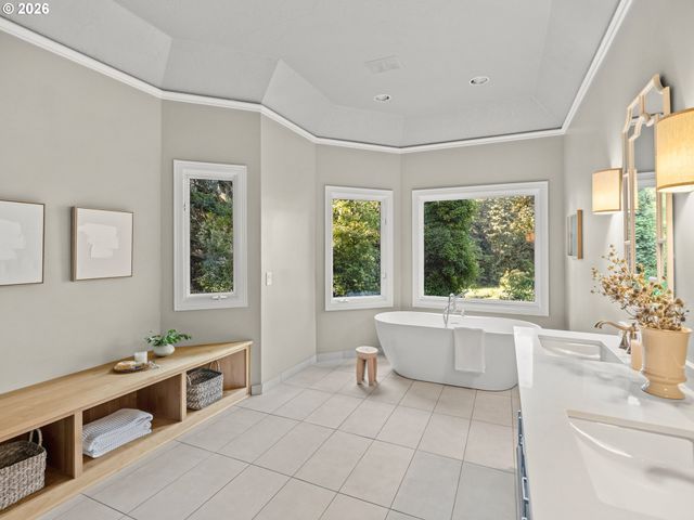 1563 BAY VIEW Ln, Lake Oswego, OR 97034