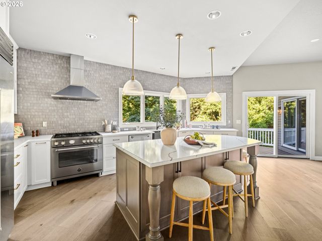 1563 BAY VIEW Ln, Lake Oswego, OR 97034