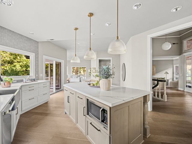 1563 BAY VIEW Ln, Lake Oswego, OR 97034