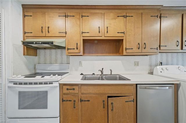 1908 Demetro DR, Hampton, VA 23663
