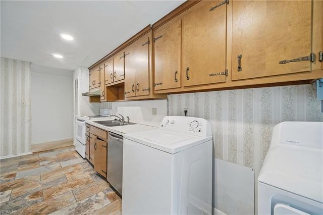 1908 Demetro DR, Hampton, VA 23663