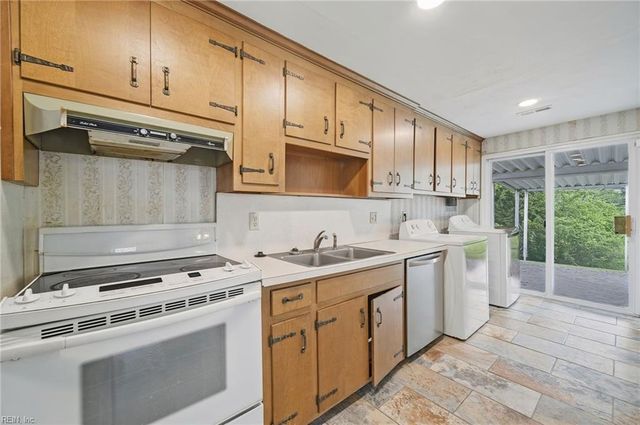1908 Demetro DR, Hampton, VA 23663