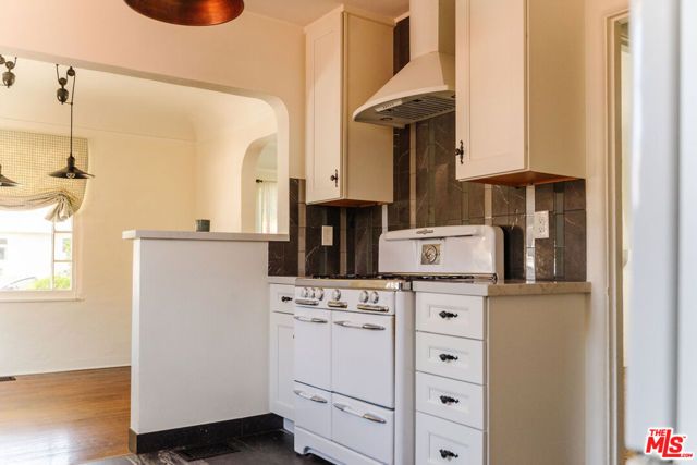 2735 Clyde Avenue, Los Angeles, CA 90016