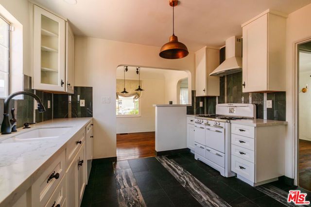 2735 Clyde Avenue, Los Angeles, CA 90016