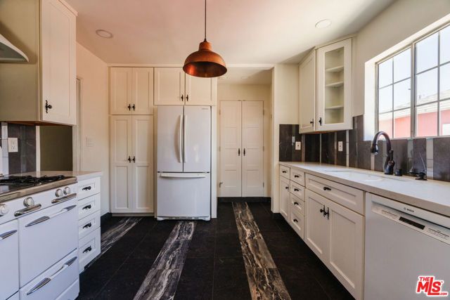 2735 Clyde Avenue, Los Angeles, CA 90016
