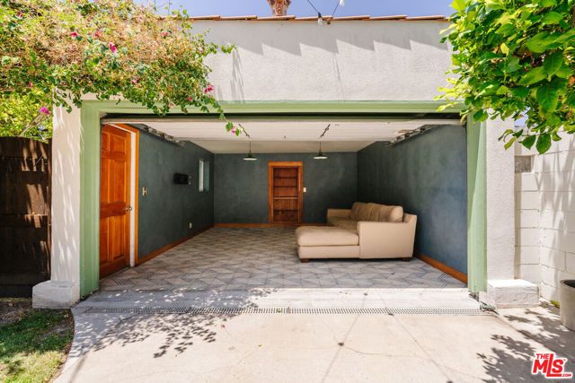2735 Clyde Avenue, Los Angeles, CA 90016