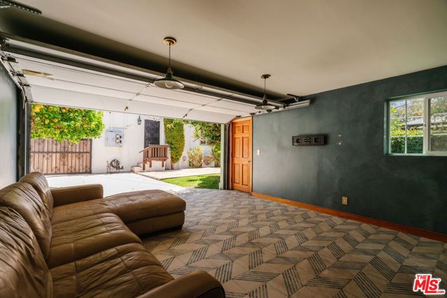 2735 Clyde Avenue, Los Angeles, CA 90016