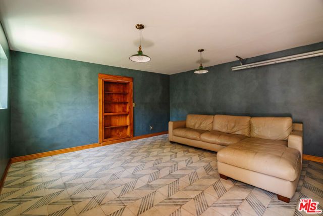 2735 Clyde Avenue, Los Angeles, CA 90016