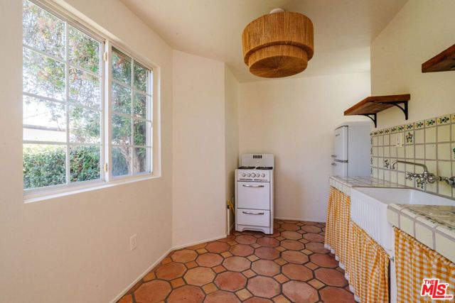 2735 Clyde Avenue, Los Angeles, CA 90016