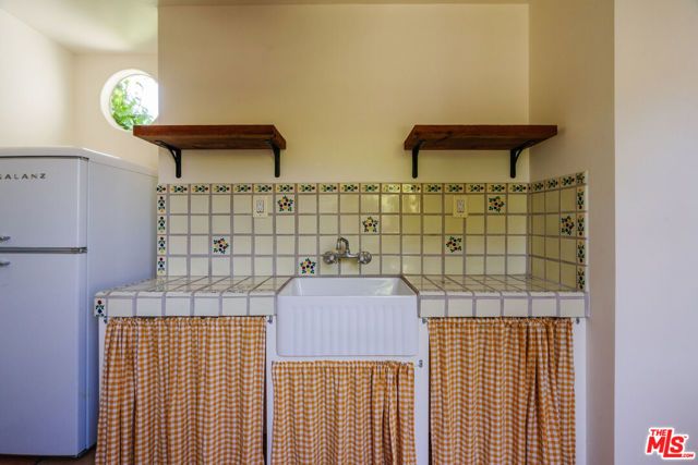 2735 Clyde Avenue, Los Angeles, CA 90016
