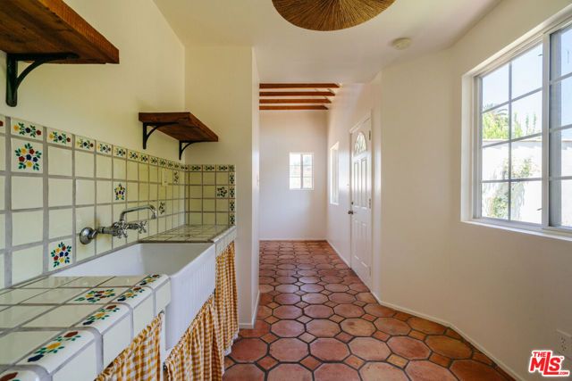 2735 Clyde Avenue, Los Angeles, CA 90016