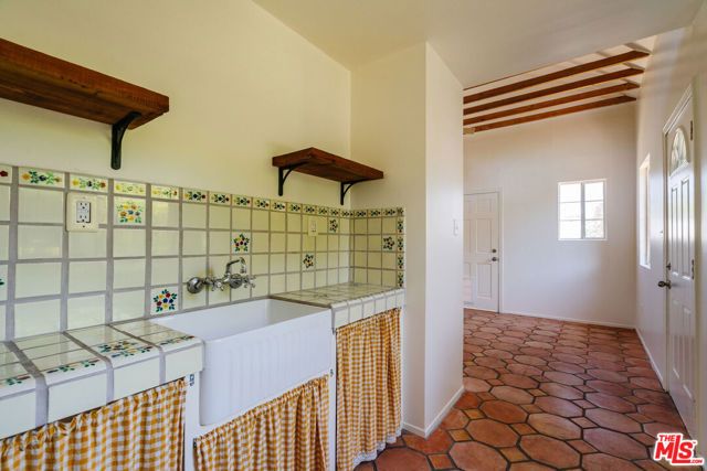 2735 Clyde Avenue, Los Angeles, CA 90016