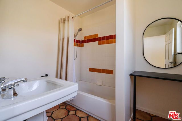 2735 Clyde Avenue, Los Angeles, CA 90016