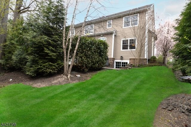 29 Sunnywood Dr, Westfield Town, NJ 07090