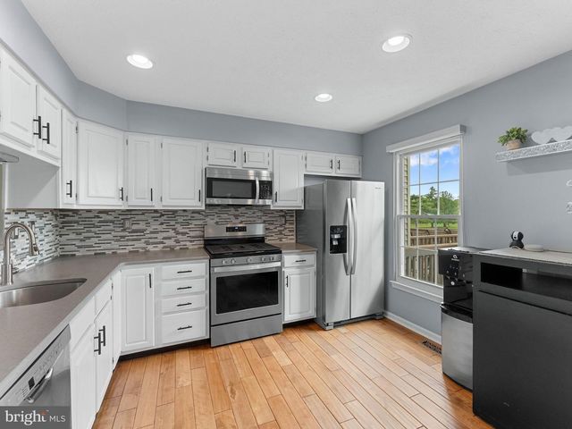 72 PEBBLE LN, Blackwood, NJ 08012