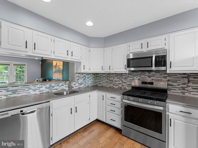 72 PEBBLE LN, Blackwood, NJ 08012