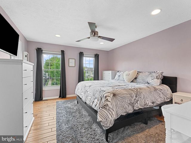 72 PEBBLE LN, Blackwood, NJ 08012