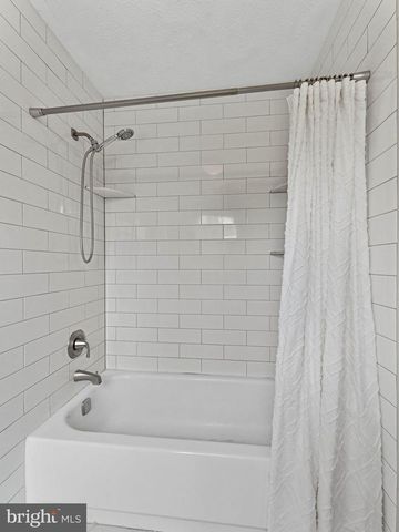 72 PEBBLE LN, Blackwood, NJ 08012