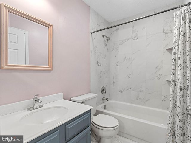 72 PEBBLE LN, Blackwood, NJ 08012