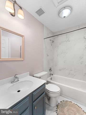 72 PEBBLE LN, Blackwood, NJ 08012
