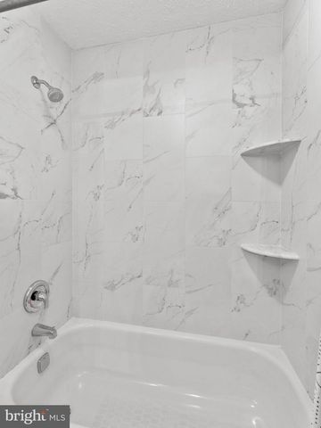 72 PEBBLE LN, Blackwood, NJ 08012