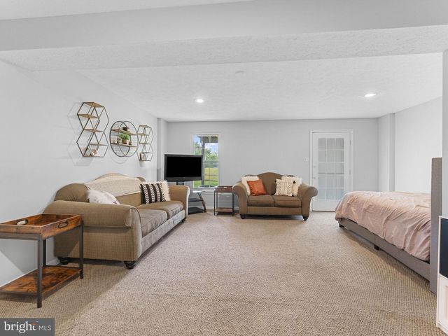 72 PEBBLE LN, Blackwood, NJ 08012