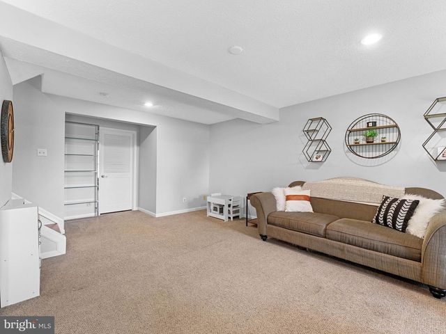 72 PEBBLE LN, Blackwood, NJ 08012