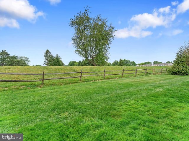 72 PEBBLE LN, Blackwood, NJ 08012