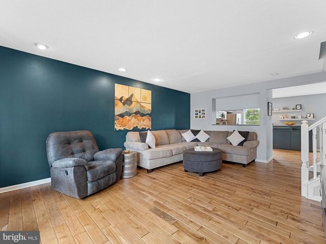 72 PEBBLE LN, Blackwood, NJ 08012