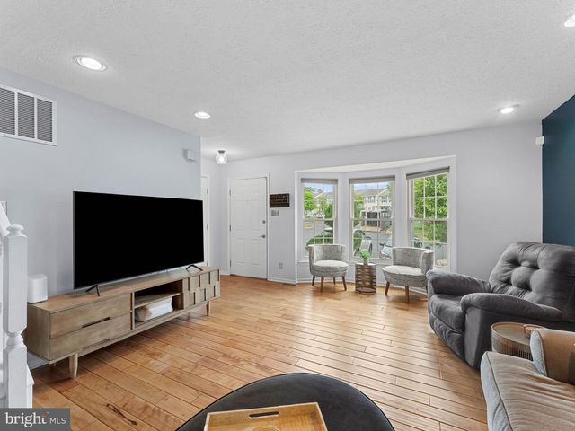 72 PEBBLE LN, Blackwood, NJ 08012