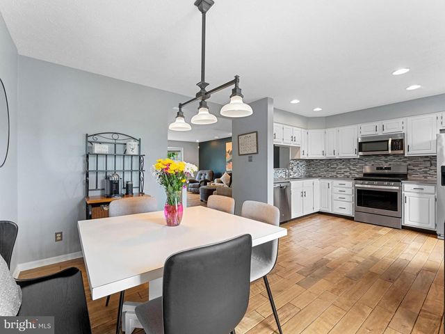 72 PEBBLE LN, Blackwood, NJ 08012