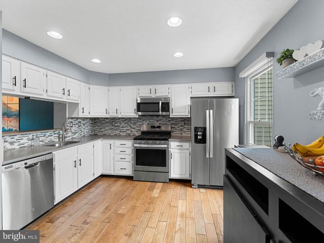 72 PEBBLE LN, Blackwood, NJ 08012