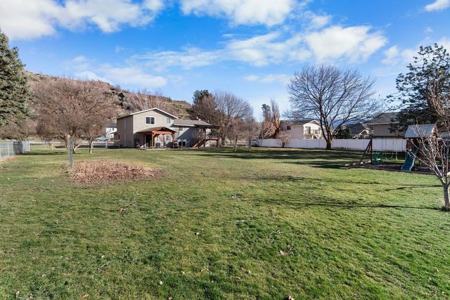 1122 S Henry Rd, Greenacres, WA 99006