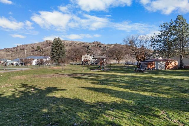 1122 S Henry Rd, Greenacres, WA 99006