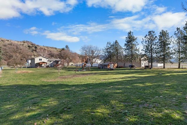 1122 S Henry Rd, Greenacres, WA 99006