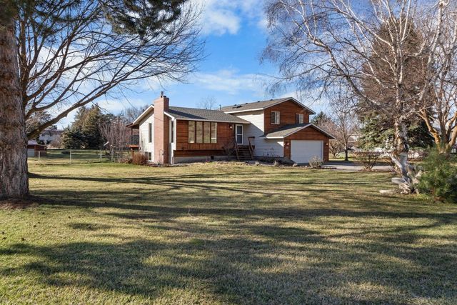 1122 S Henry Rd, Greenacres, WA 99006