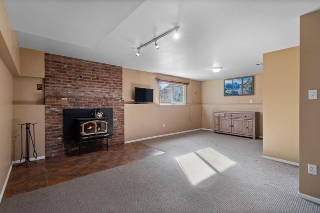 1122 S Henry Rd, Greenacres, WA 99006