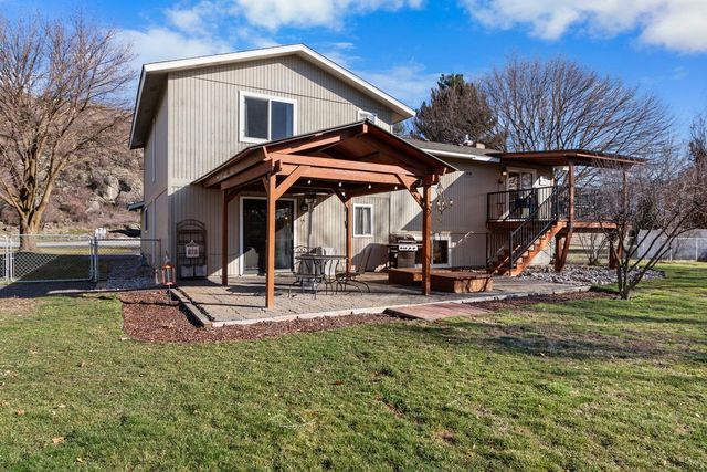 1122 S Henry Rd, Greenacres, WA 99006