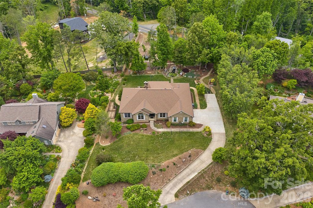 8 Ridgemont Drive, Weaverville, NC 28787