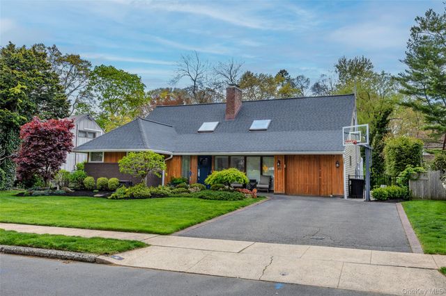 10 Oak Brook Lane, Merrick, NY 11566