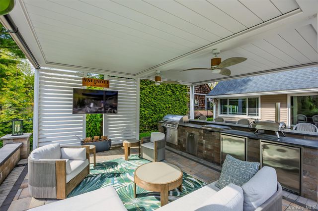 10 Oak Brook Lane, Merrick, NY 11566