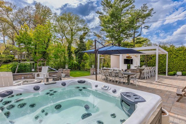 10 Oak Brook Lane, Merrick, NY 11566