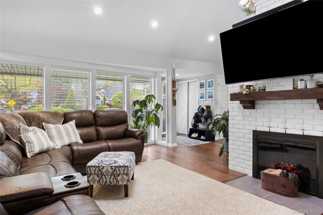 10 Oak Brook Lane, Merrick, NY 11566
