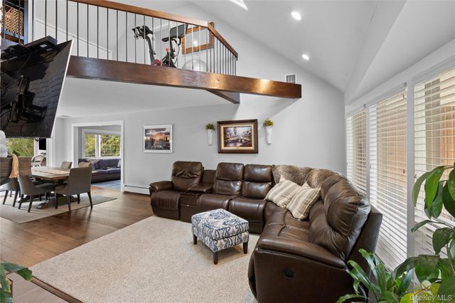 10 Oak Brook Lane, Merrick, NY 11566