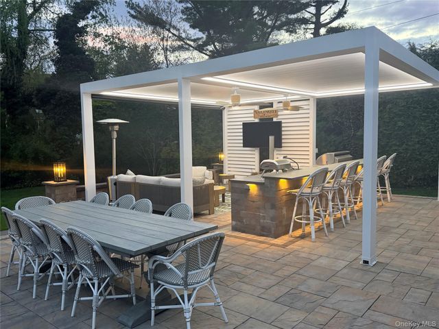 10 Oak Brook Lane, Merrick, NY 11566
