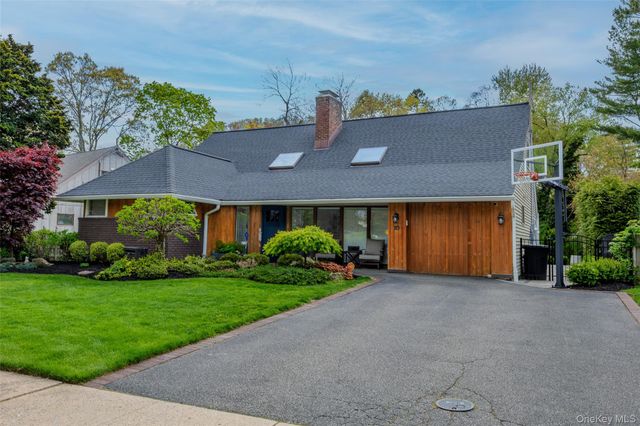 10 Oak Brook Lane, Merrick, NY 11566